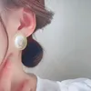 Pendientes de perlas de estilo francés Xiaoxiangfeng para mujeres en Corea del Sur pendientes de temperamento de moda joyería suave y de gama alta al por mayor