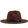 ベレー帽の女性は、幅の広い縁のあるベルトフェドラの帽子を感じましたヒョウ柄のプリントジャズエレガントレディ秋のサンブレロゴッドファーザー女性