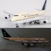 Aircraft Modle 1/150 skala 47 cm flygplan B747-400 flygplan saudiska flygbolag arabiska modell w ljus och hjul diecast plastplan 230725