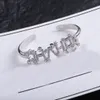 Manchet Zilver flash diamant stereo letter kleine bloem combinatie armband, exquise, sieraden ontwerper voor vrouwen Valentijnsdag banket cadeau ontwerp