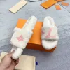 Chinelos femininos Lã Slides de pele de inverno Fofo Peludo Letras quentes Sandália Confortável Fuzzy Folha de ferro triangular invertida Chinelo Chinelo Slippe R26e#