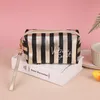 Kosmetiska väskor fall stripe makeup comestic case clutch pouch pu laser åttkantig förvaring väska kvinnor handväska bärbar toalettartikel arrangör 230725