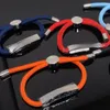 Diseñador de lujo Cuba Pulsera para hombre Moda y Versátil Giro Patrón especial Joyas Pulsera plateada Regalo de boda de alta calidad Rojo, azul y negro