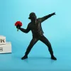 Estátuas de resina esculturas Banksy Flower Thrower Estátua Bomber Acessórios para decoração de casa Ornamentos modernos Estatueta colecionável 210827