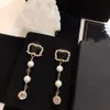 Diseñadores de marcas de lujo Letras Stud Clip Canal de gota para el oído Redondo Geométrico Mujeres famosas Cristal Rhinestone Pendiente de metal Joyería para fiesta de boda ax35c