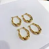 Hoop Huggie Miqiao Real 18K للسيدات الذهب الأقراط النقي AU750 التصميم البيضاوي الكلاسيكي الملتوي هدية مجوهرات رائعة EA016 230725