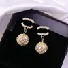Orecchini pendenti con perle classiche eleganti di design di lusso per donne Gioielli da sposa con orecchini pendenti con nappe lunghe in cristallo
