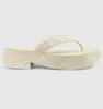 Top Summer Brand Thong Platform Sandaler skor Kvinnor Slides Flats Retroinspirerad präglad rem Lady Flip Flops Elegant varumärke Vandring på tofflor