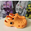 Hot Kinder Slipper Flip Flop Hausschuhe Designer Kleinkinder Krokodil Sandalen Loch Clog Jungen Mädchen Strandschuhe Kleinkinder Baby Casual Sommer Jugend Kinder Rutschen Licht