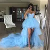 Abiti da ballo alti e bassi 2021 Sweetheart Ruffles Tulle azzurro Corto davanti lungo dietro Abiti da festa per la laurea Abiti da sera270n