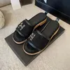 Luxurys skor tofflor glider för kvinnor mode klassiska svarta sandaler heatssko plattformsutrustning bottnar strandlätt tofflor resorts plattform