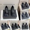 Projektant Men Monolith Casual Shoes Skórzowe koronkowe buty derby butów na zewnątrz błyszczące skórzane mokasyny czarne trampki szczotkowane platforma trampka