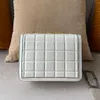 Mini silhuetas clássicas de bolsa de ombro médio e materiais refinados para crossbody saco destacando símbolos emblemáticos do arquivo para uma sensação retrô