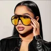 Lunettes de soleil surdimensionnées pilote jaune lentille femmes mode une pièce bouclier lunettes de soleil coupe-vent lunettes unisexe