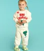 Наборы одежды Bebe Ber Brand Spring Korean Kid Boys Sweatshirt Дети хлопковые печатные камеры. Пуловые брюки детская одежда для девочки платье 230725