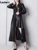 Trench da donna Lautaro Autumn Luxury Elegant Chic Lungo asimmetrico Trench in pelle sintetica nera per donna con spacco sul retro e abiti svasati 230725