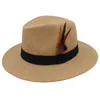 Berets Männer Frauen Stroh Panama Hüte Sommer Breite Krempe Fedora Sonnenhüte Federband Trilby Caps Party Outdoor Reise Größe US 7 1/4 UK L