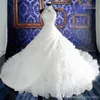 Vita kikar klänningar spetsar boll klänning brud klänningar med spets applikation pärlor höghals ärmlösa zip rygg organza244u