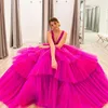 Moderne Fuchsia jupe à plusieurs niveaux robes de bal col en V dos nu Tulle une ligne robe de soirée en couches longue Graduation Dress240L