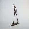 装飾的なオブジェクト図形の手作りのクラフトブラスキャラクター彫像ウォーキングマン人ローンウォーカー彫刻ホームデコレーションオフィス装飾230725
