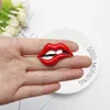 Broches Sexy Red Lips 2023 Fashion Metal Esmalte Pins Para Mulheres INS Trendy Mochilas Jaquetas Chapéu Acessórios Jóias