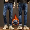 Herr jeans vinter termisk varm flanell stretch mens kvalitet berömda märke fleece byxor män raka flocking byxor jean man y2303 l230726