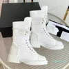 Nouveau 2023 Célèbre Designer Femmes Vachette Chunky Talons À Lacets Orteils Ronds Classique Noir Métal Lettres Chevalier Western Neige Boot Mode