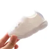 Första vandrare barnskor anti slip mjuk botten baby sneaker casual platta sneakers barn storlek flickor pojkar andas sport 230726