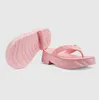 Top Summer Brand Thong Platform Sandaler skor Kvinnor Slides Flats Retroinspirerad präglad rem Lady Flip Flops Elegant varumärke Vandring på tofflor