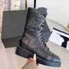 Nieuwe 2023 Beroemde Ontwerper Dames Koeienhuid Chunky Hakken Veterschoenen Ronde Neus Klassieke Zwarte Metalen Letters Ridder Western Snowboot Mode