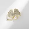 Broscher 2023 fashionabla och minimalistiska sötvatten pärlbrosch för kvinnor söt liten fjärilsfläkt formade eleganta kostym smycken