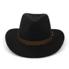 Berets Vintage Western Cowboy Hat Men Retro Bowler Fedora Женская черная красная красный цвет широко раскрытый джаз -крышка cowgirl sombrero hombre