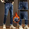 Jeans skinny da uomo da uomo Winter Fleece Fluff Thick Warm Slim Black Blue Pencil Pants Pantaloni da strada in denim hip-hop Abbigliamento di marca 230316 L230726