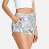 Kvinnors shorts kvinnor byxor sexig silver metallisk mitten midja solid 2023 sommar pu shiny mode nattklubb dans slitage