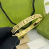 Bracciali di design Bracciale rigido in oro di lusso Gioielli Donna uomo Bracciali a lettera vuota Acciaio al titanio vintage Mai sbiadito Non allergico Taglia uniforme 17