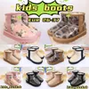 Designers de botas infantis de arco para crianças, mini bota de neve, pele de ovelha, sapatos de bebê quentes e antiderrapantes, sapatilhas fofas de fita para bebês