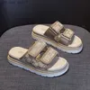 슬리퍼 여성의 여름 하이힐 샌들 샌들 플랫폼 웨지 모양의 슬리퍼 외부 마모 새로운 비 스키드 여성 해변 신발 Z230727
