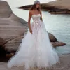 Boho Tiered Ruffles Tulle Abiti da sposa Perline senza spalline Una linea Abito da sposa Appliques in pizzo Abito da sposa da spiaggia