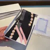 Designer Designade kvinnors halsdukar Fashionabla bokstäver Replika handväskor slipsar hår insvept i 100% silkematerial