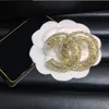 Высококачественный дизайн роскошные броши женская буква кожа через бруши для костюма Gold с покрытием модные ювелирные украшения для свадебной вечеринки 16Style