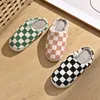 Hausschuhe Damenschuhe Winter Home Slider Plaid Kunstfell TPR helle Sohle weiß schwarz Schachbrett flache Schuhe Bestes Geschenk Damenschuhe Z230727