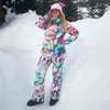 その他のスポーツ用品スキースーツ女性温かい風のスノーボードスノースーツジャケットパンツファッションプリント230726用の防水セット
