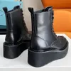 Nuevas botas de diseñador para mujer Logotipo de triángulo de metal esmaltado 23s Otoño Invierno Bota con cordones Botines de cuero de vaca Martin Botines de plataforma de moda clásica Botas de moto