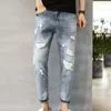 Calça jeans masculina streetwear elegante cor gradiente com furos canelados ajuste fino multibolsos costura durável para longa duração