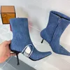 2023 Дизайнер Австралия D-Kittie Elastic Surface Stiletto Angle Boots Письмо Средние теленки заостренные пинетки женские модные ботинки роскошные классические ботинки на высоких каблуках