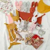 Ensembles cadeaux Bopoobo 4 pièces ensemble jouets de bain pour bébé coton doux bavoirs de lapin hochets chaîne de sucette pour P o accessoires produit de naissance 230726