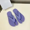 صيف جديد Tabi Flip-Flops V-slippers Sandals Rubber Rubber Sole عالي الجودة غير الرسمية للأحذية الإضافية للنساء المصممين المصنعون الحجم 35-40