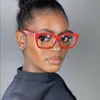 Montura de gafas cuadradas con remaches para hombre y mujer