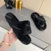 Designer SMFK Furry Slides Mulheres Chinelos Plana Slider Plataforma Casa Quente Chinelos de Inverno Pele Branca Preto Lã Sapato Confortável Pelúcia One-word Drag Sandálias