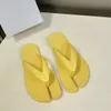 صيف جديد Tabi Flip-Flops Slippers Sandals Rubber Rubber Sole عالية الجودة للأزياء غير الرسمية على شكل حرف V للنساء المصممين المصممين الحجم 35-40